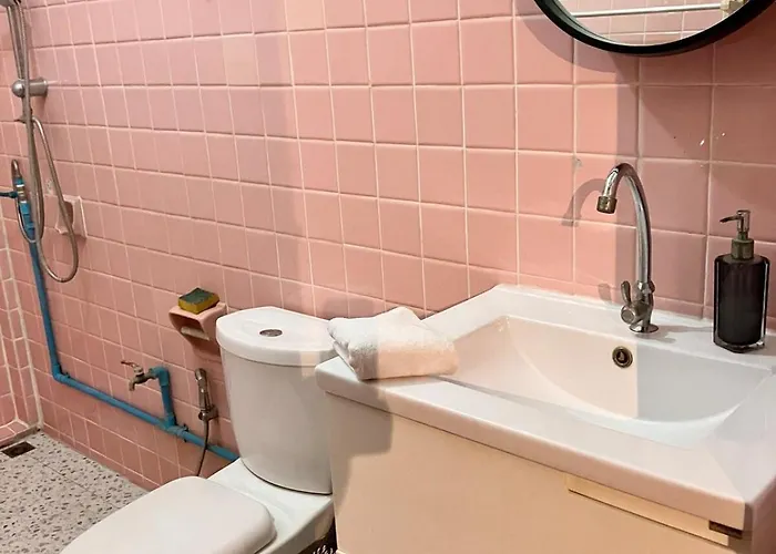 2 Bedroom Local House For 4 Guests - Pet Friendly Апартаменты Бангкок