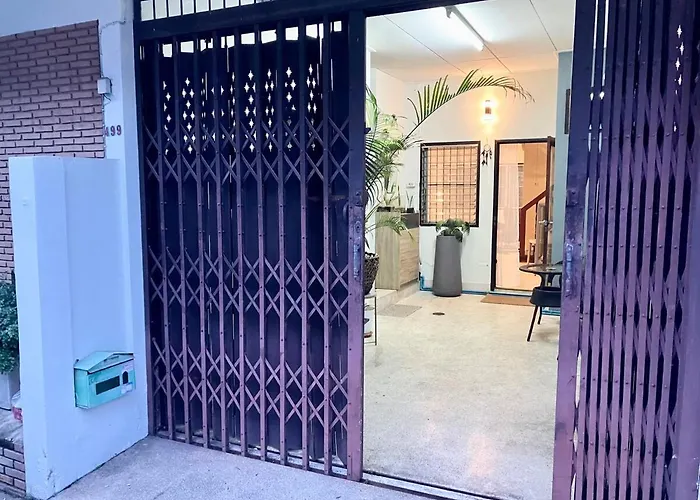 2 Bedroom Local House For 4 Guests - Pet Friendly Апартаменты Бангкок